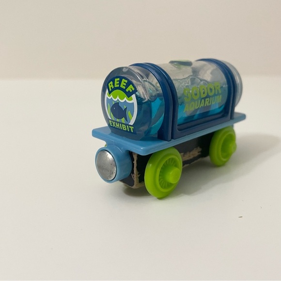 Thomas & Friends Wooden Sodor Aquarium Train Sting Ray Tanker - Picture 2 of 13